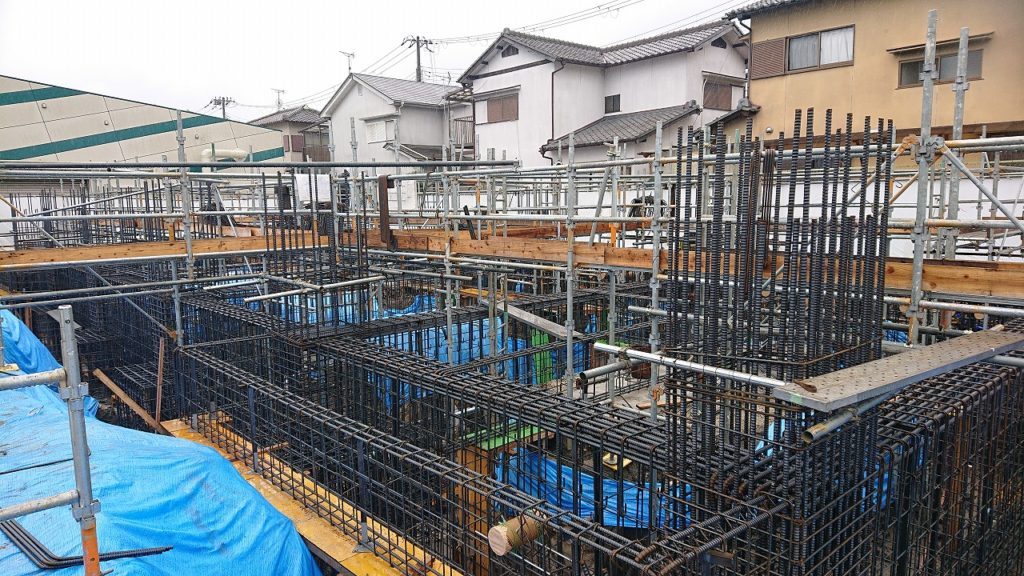 雨の中で基礎配筋☔☔