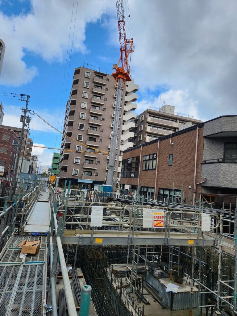 南草津駅の近くで基礎入れ！13階建てマンション