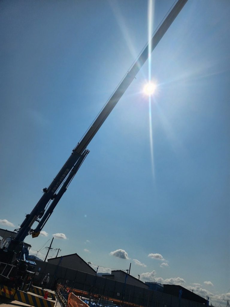 太陽が眩しい🌞今日は基礎入れ前の段取り💦