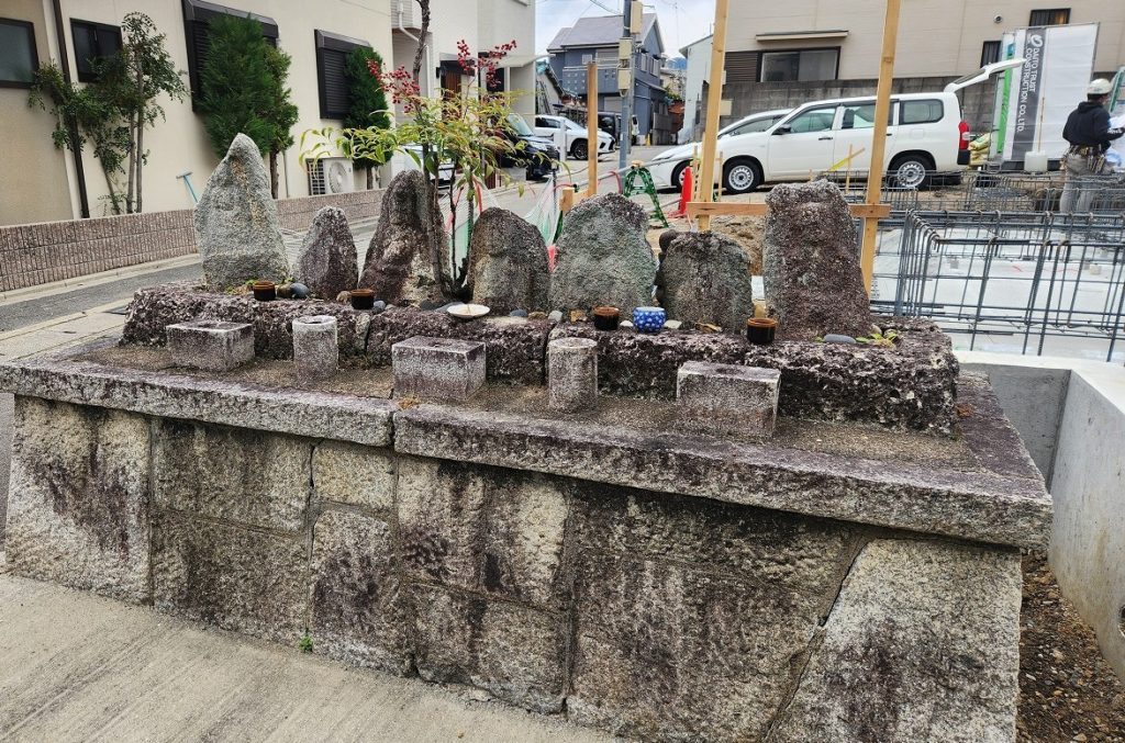 地蔵さんに守られながら基礎配筋です💦