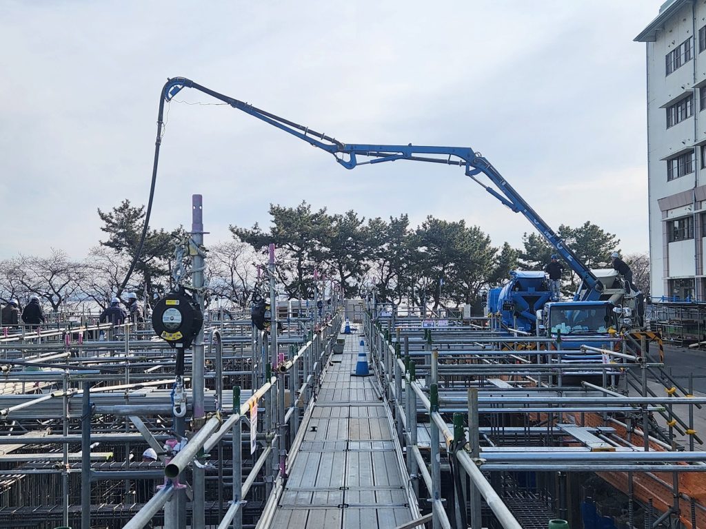 先行の工区はコンクリート打設です🎵