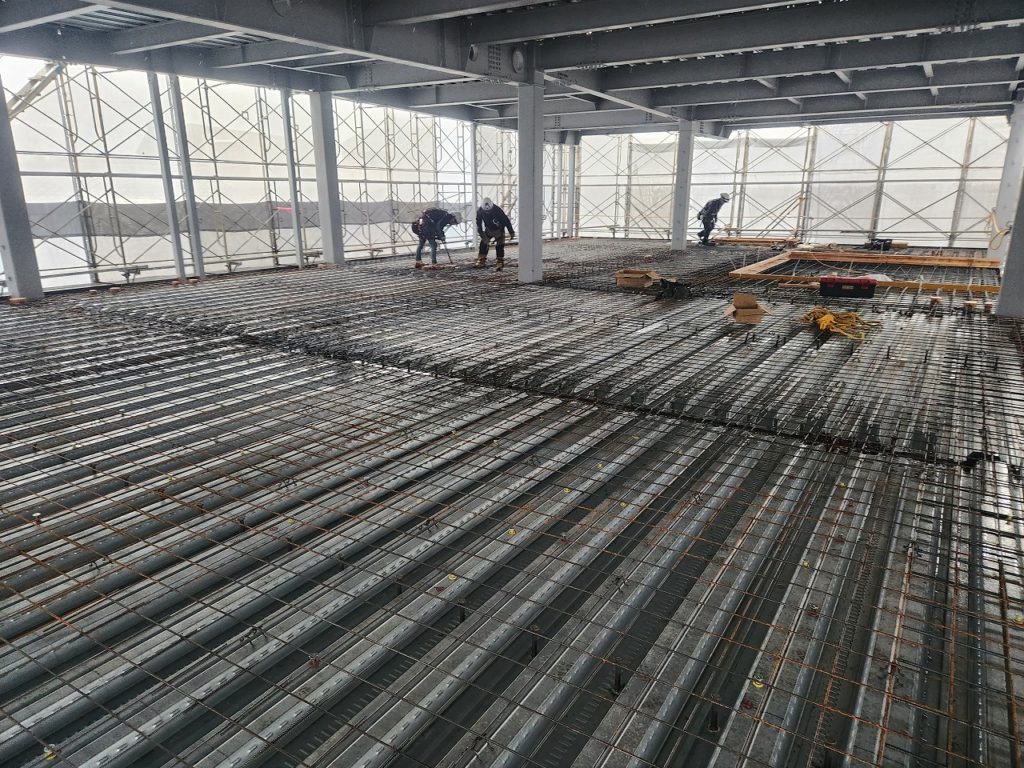 雨の中~デッキスラブ配筋☔