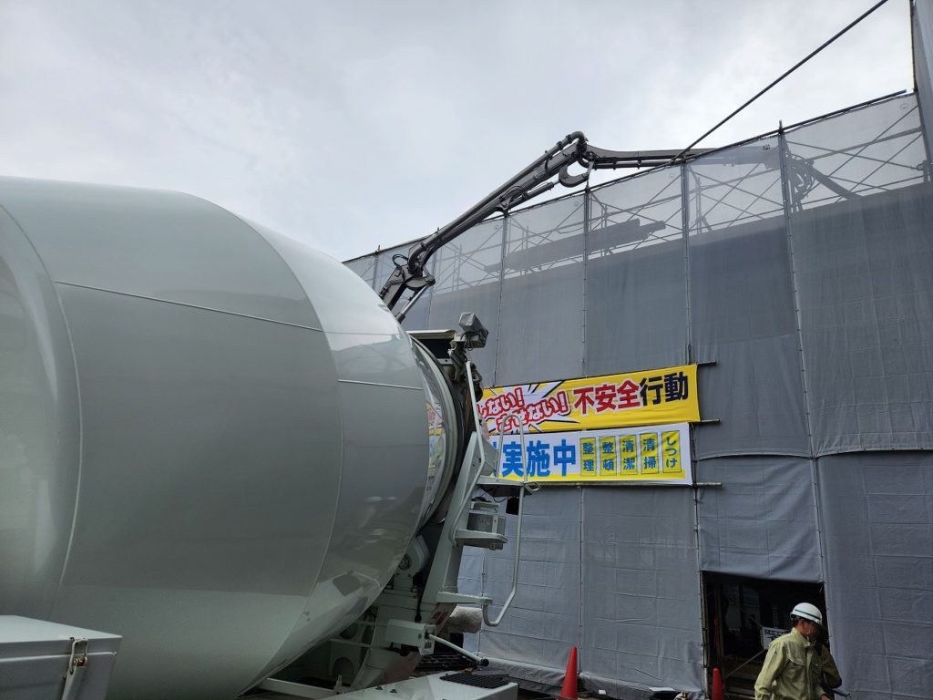 上階コンクリート打設中に土間配筋！