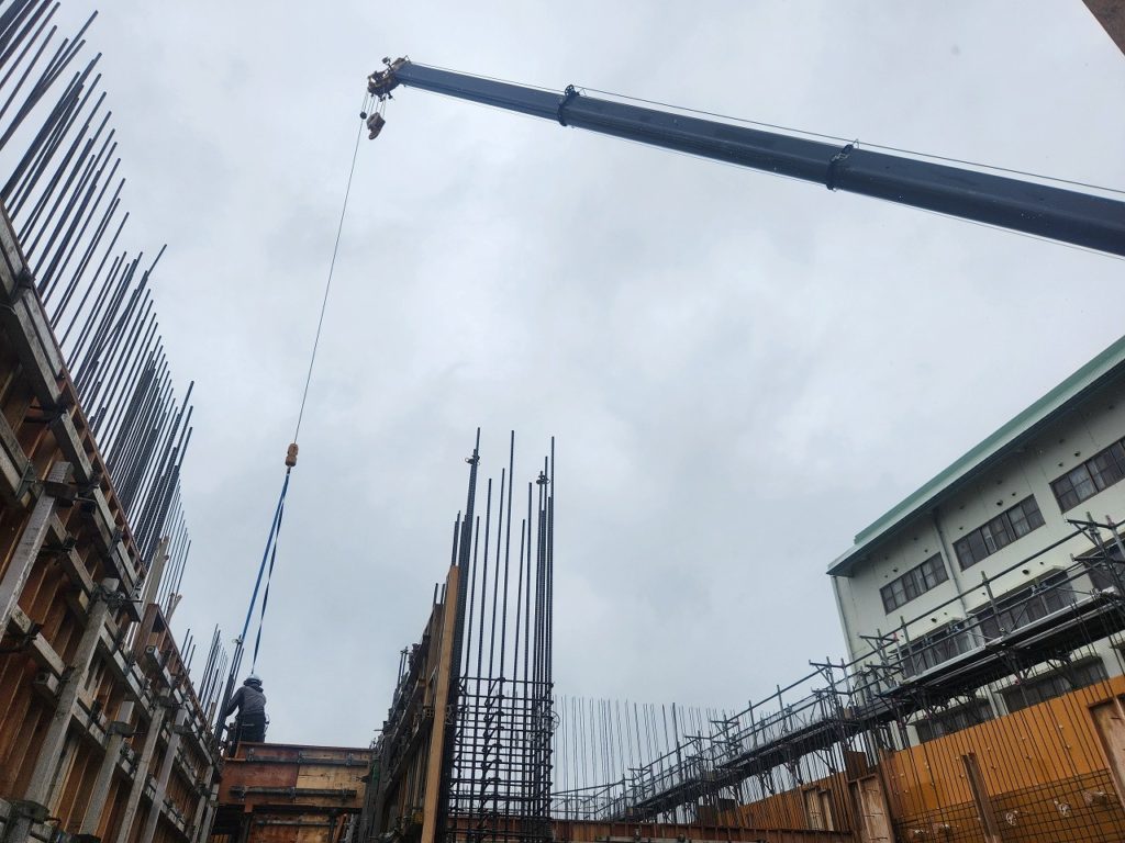 大雨の中 壁配筋です☔