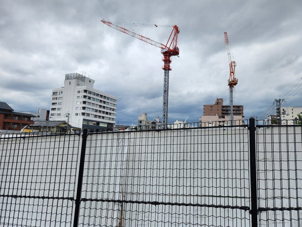 賀茂川のほとりで6階建てマンション~基礎入れ☺